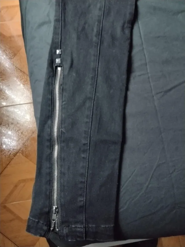 Leggings negros con tachuelas plateadas