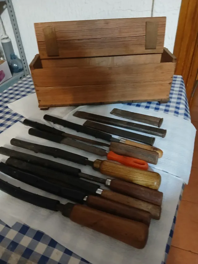 Caja de madera y herramientas carpintería