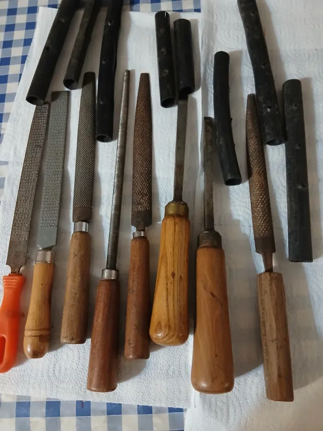 Caja de madera y herramientas carpintería