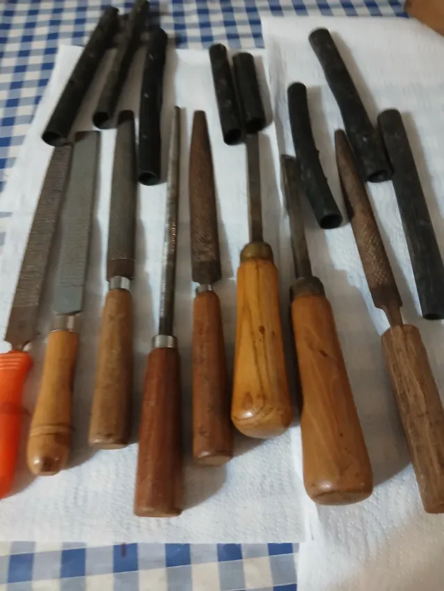 Caja de madera y herramientas carpintería