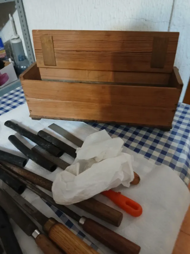 Caja de madera y herramientas carpintería