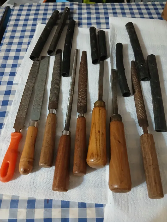 Caja de madera y herramientas carpintería