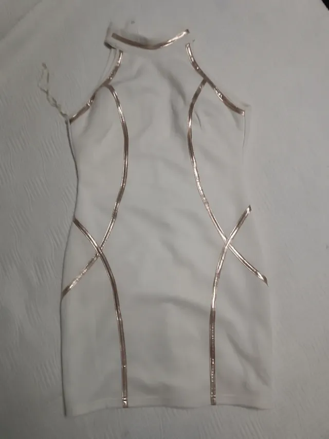 Vestito bianco con dettagli dorati