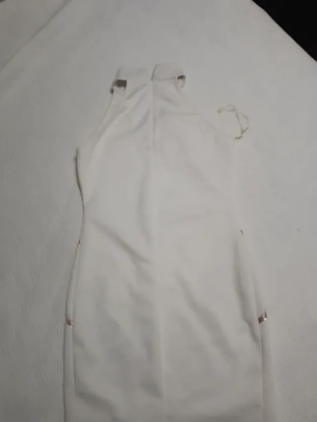 Vestito bianco con dettagli dorati