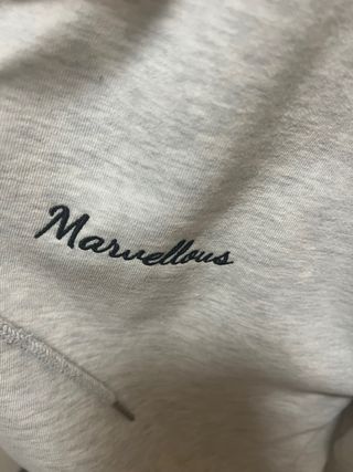 Sudadera gris con cremallera