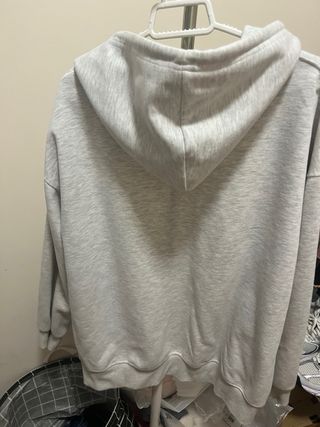 Sudadera gris con cremallera