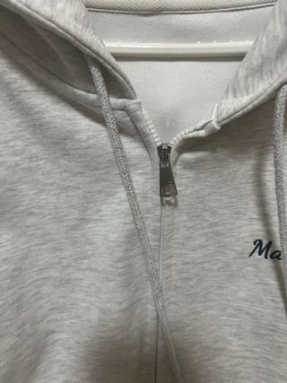 Sudadera gris con cremallera