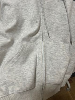 Sudadera gris con cremallera