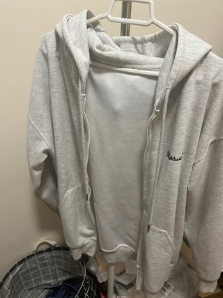 Sudadera gris con cremallera