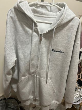 Sudadera gris con cremallera