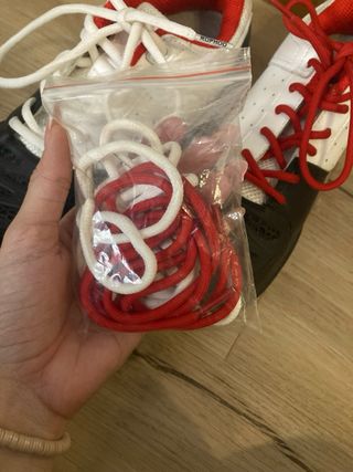 Zapatillas Rophoo esgrima negras y rojas.