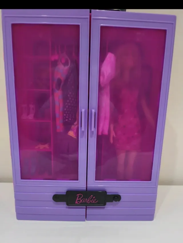 Armario Barbie con Ropa y Muñeca