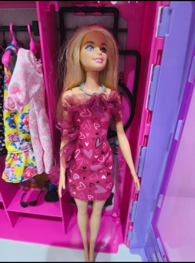 Armario Barbie con Ropa y Muñeca