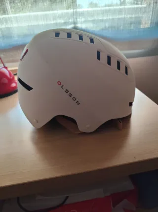 Casco Olsson blanco patinete eléctrico.
