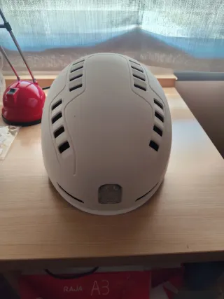 Casco Olsson blanco patinete eléctrico.