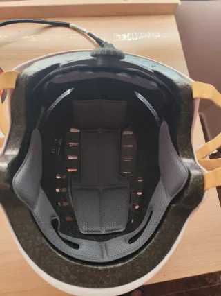 Casco Olsson blanco patinete eléctrico.