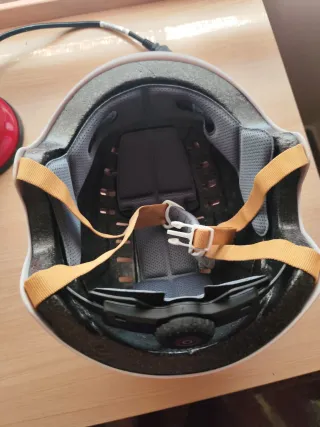 Casco Olsson blanco patinete eléctrico.