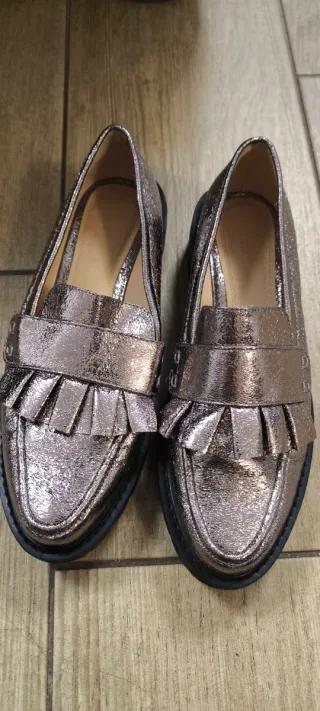 Zapatos planos metalizados con volantes