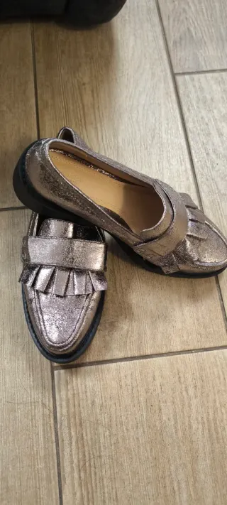 Zapatos planos metalizados con volantes