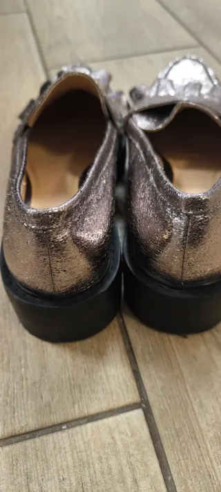 Zapatos planos metalizados con volantes