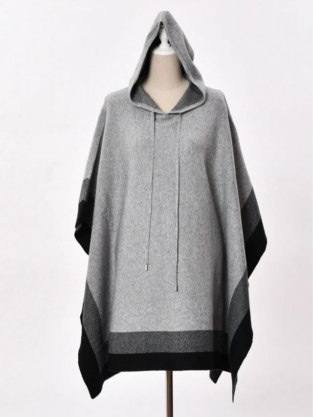 Poncho con capucha gris y negro