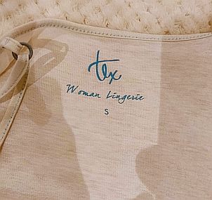 Camisola y camiseta con corazones y Hello Kitty