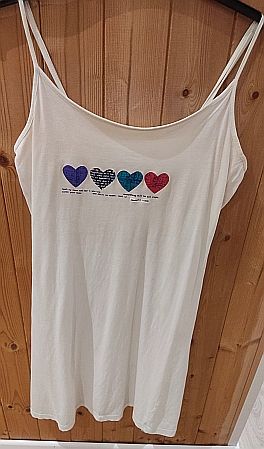 Camisola y camiseta con corazones y Hello Kitty