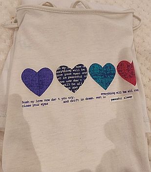 Camisola y camiseta con corazones y Hello Kitty