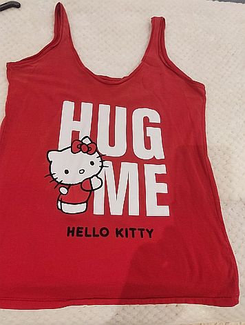 Camisola y camiseta con corazones y Hello Kitty