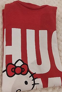 Camisola y camiseta con corazones y Hello Kitty