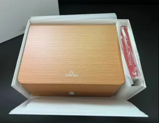 Caja para reloj Omega portable.