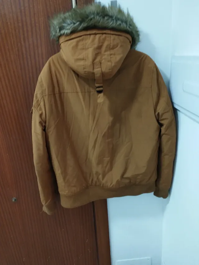Chaqueta marrón con capucha y pelo