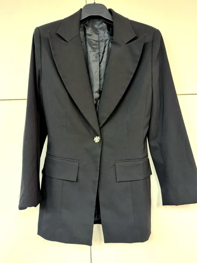 Blazer negro con botón de cristal