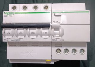 Schneider Electric A9Q14425 y A9F79416 .Casi nuev0