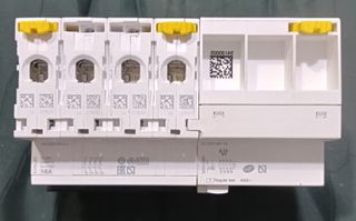 Schneider Electric A9Q14425 y A9F79416 .Casi nuev0
