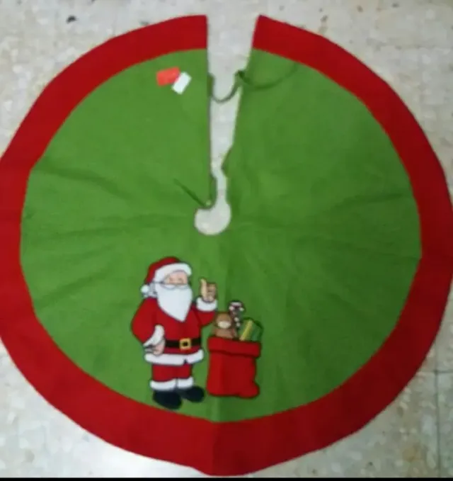 Pie de árbol de Navidad con Santa Claus