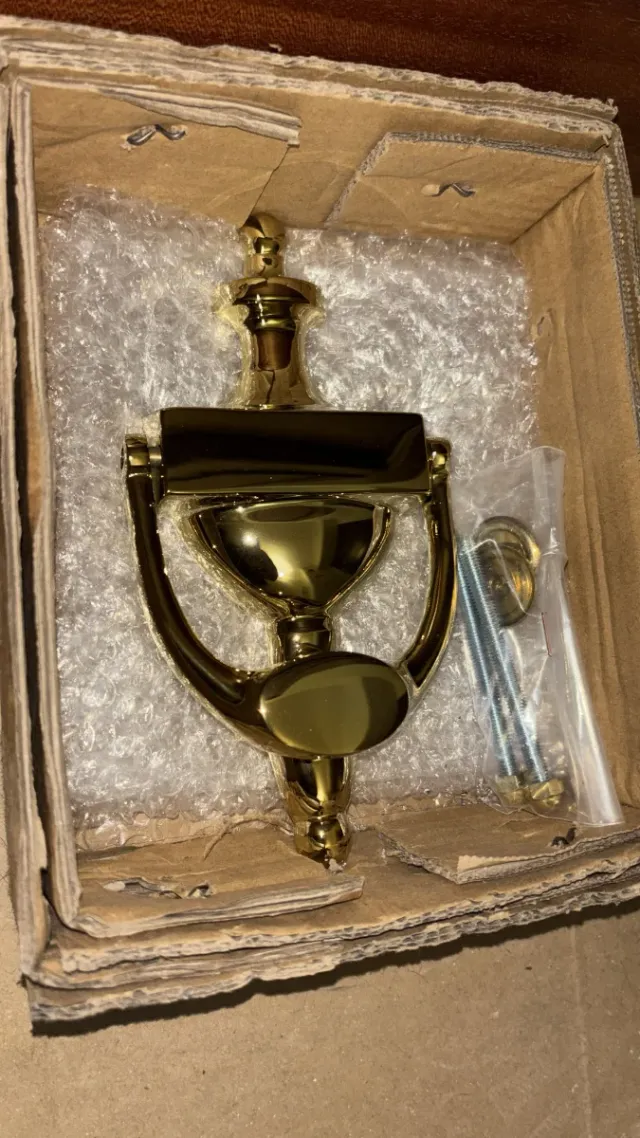 Puerta exterior madera con todos los accesorios.