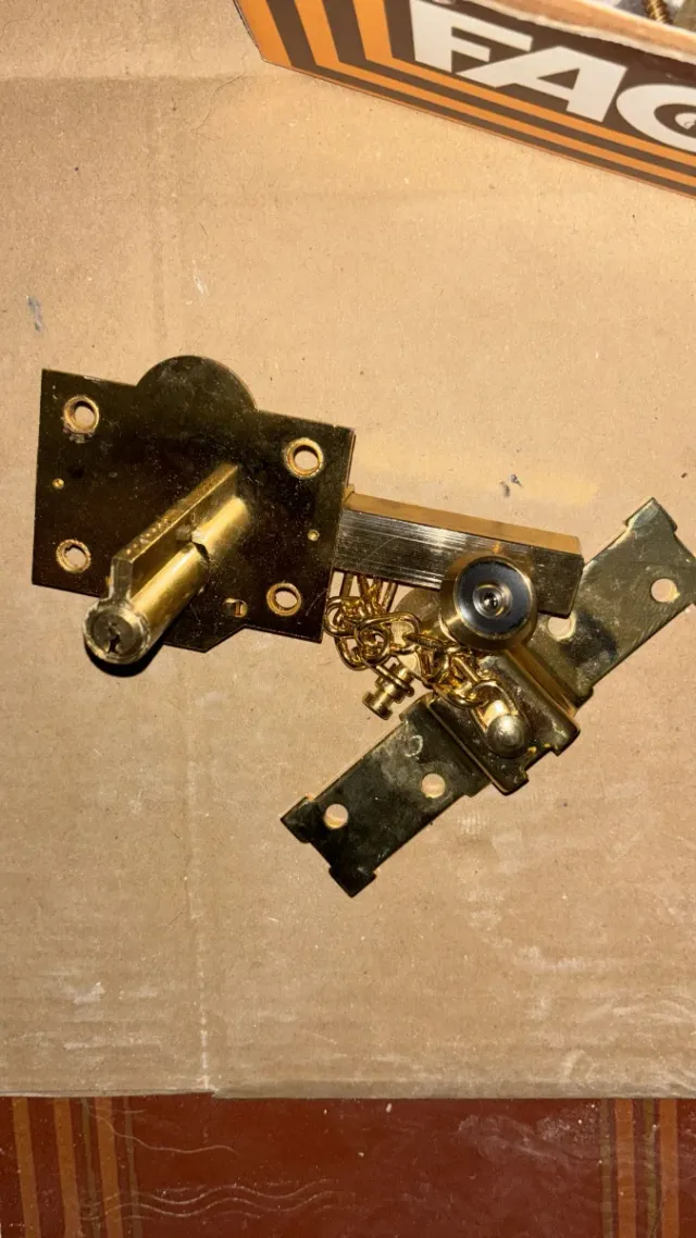 Puerta exterior madera con todos los accesorios.