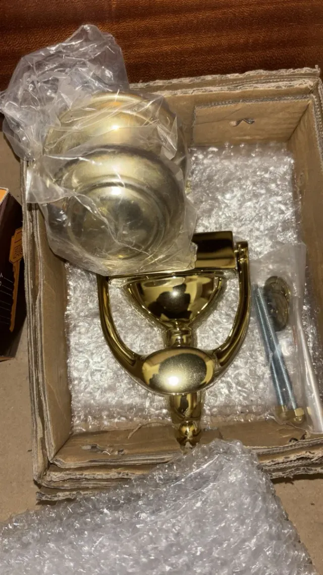 Puerta exterior madera con todos los accesorios.