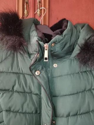 Abrigo verde con capucha y pelo