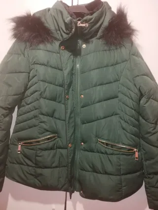 Abrigo verde con capucha y pelo