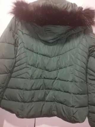 Abrigo verde con capucha y pelo