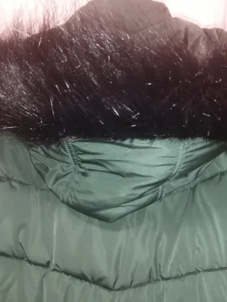 Abrigo verde con capucha y pelo