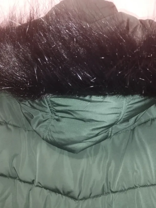 Abrigo verde con capucha y pelo