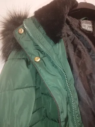 Abrigo verde con capucha y pelo