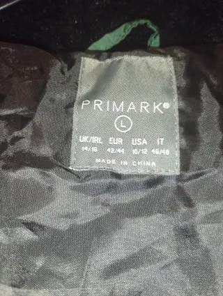 Abrigo verde con capucha y pelo