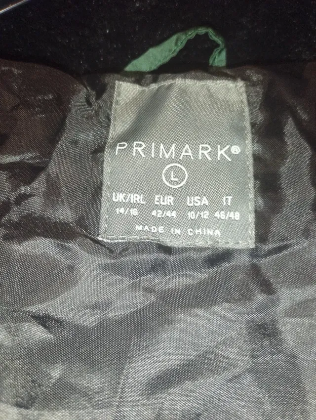 Abrigo verde con capucha y pelo