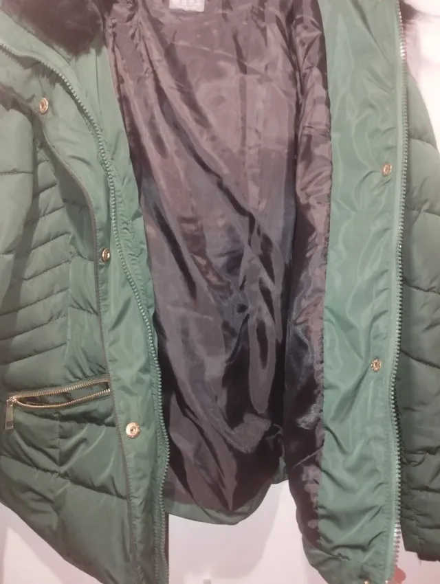 Abrigo verde con capucha y pelo