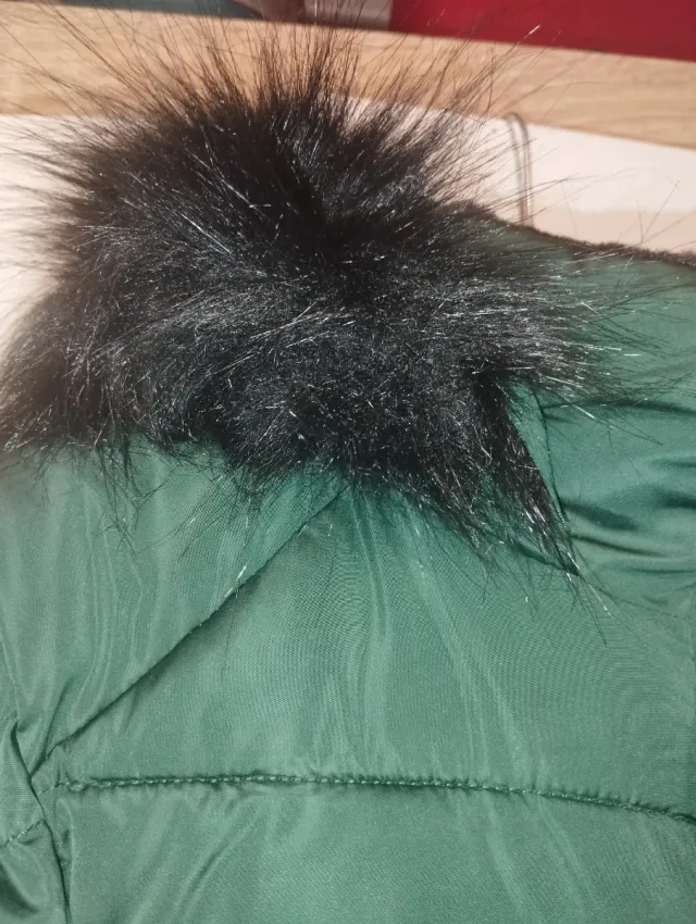 Abrigo verde con capucha y pelo