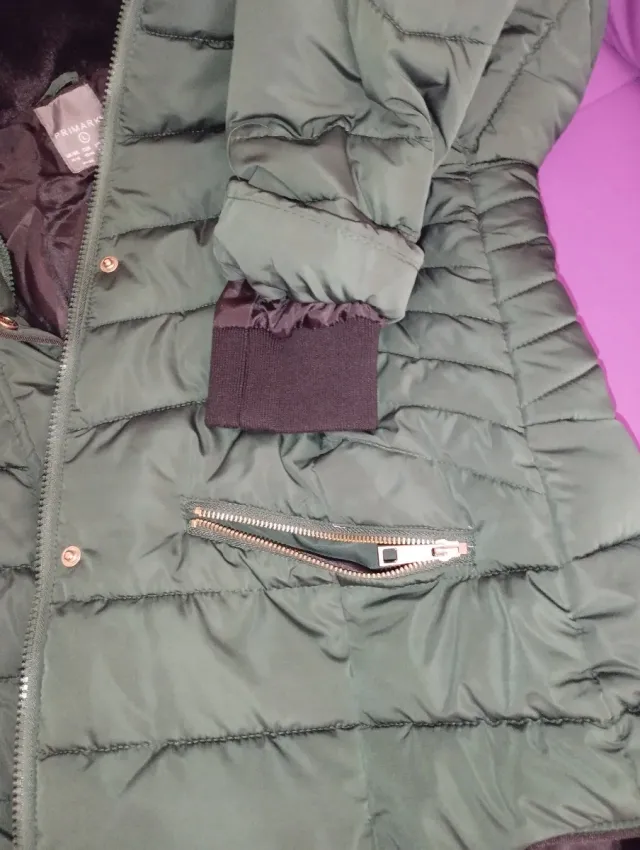 Abrigo verde con capucha y pelo